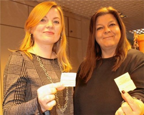 Wer die Losnummer 001122 oder 004401 hat, darf sich über Gutscheine freuen. Alexandra Lausmann (rechts) vom Haus der Kultur und Iryna Legezynski nahmen die Ziehung vor. Foto  kla