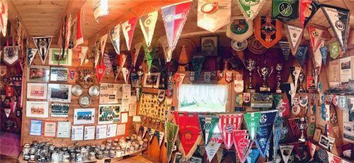 Wimpel, Pokale, Auszeichnungen, Zeitungsausschnitte, Fotos – in der Hütte von Richard Neumeier finden sich viele Erinnerungen aus den letzten 50 Jahren des Rosenheimer Fußballs. Fotos  Ziegler