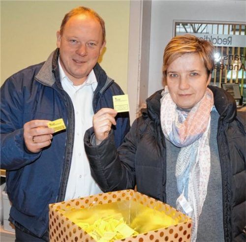 Zogen gestern in der Geschäftsstelle der Waldkraiburger Nachrichten die nächsten Glückslose: Heike Brander von Blumen Wormuth und Götz Keßler, Geschäftsführer der Stadtbau GmbH.Foto  hg