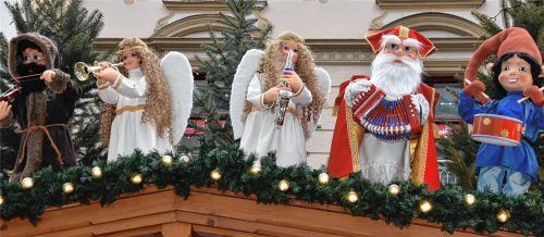 Zum ersten Mal dabei: Das Figuren-Ensemble zeigt eine Nikolausband mit zwei Engeln, Nikolaus, Krampus und dem beliebten Weihnachtswichtel.Fotos SChlecker