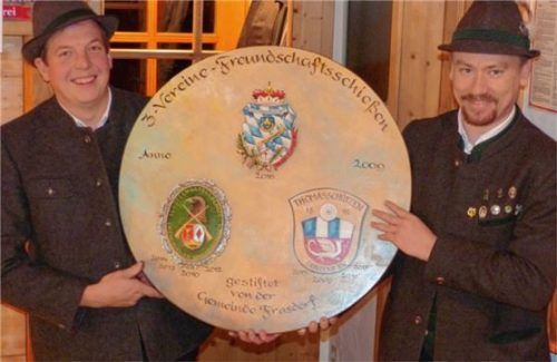 Zum fünften Mal gewannen die Chiemgauadler Umrathshausen die Ehrenscheibe der Gemeinde Frasdorf. Der Frasdorfer Schützenmeister Richard Voggenauer (rechts) übergab die Scheibe an seinen Amtskollegen Sepp Staudacher aus Umrathshausen. Foto reh