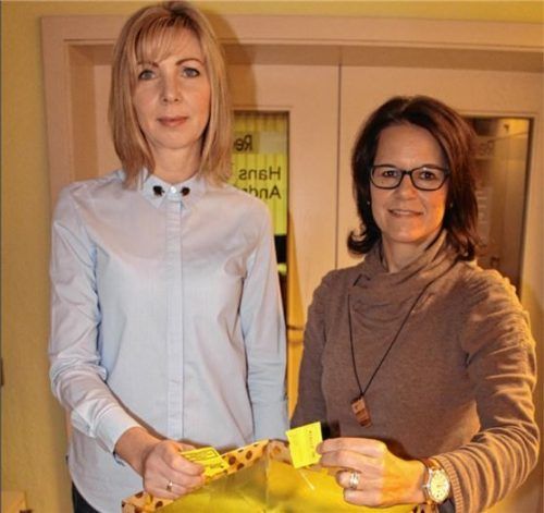Zwei Glücksfeen: bei der VfL-Weihnachtsaktion zogen Helena Conrad (links) von der Pereg GmbH und Brigitte Maier von den Waldkraiburger Nachrichten die Lose.Foto kla