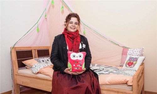 30. November 2015: Karin Kendlinger sitzt im soeben eröffneten Rosenhof auf dem Bett von Jana (10). Am nächsten Tag zog die Hausmutter dort zusammen mit elf Kindern ein.