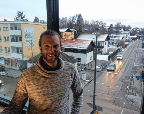 550 Straßenlaternen wurden 2018 in Kolbermoor mit LED-Lampen versehen – 2019 sollen sukzessive weitere 250 Laternen neu ausgestattet werden – vor einer LED-Laterne an der Rosenheimer Straße steht Martin Korndoerfer im oberen Stockwerk des Rathauses. Foto Weinzierl