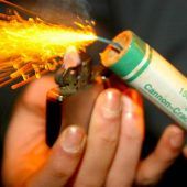Verletzte und Streit durch Feuerwerk