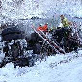 Schneeräum-Lkw stürzt in Isar: Fahrer tot