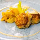 Fischpflanzerl mit Bratkartoffelsalat