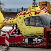 Helikopter walzt Leitplanke nieder