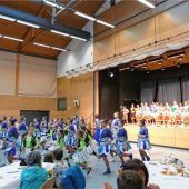 Der Kraiburger Faschingsnachwuchs lässt die Aschauer Gemeindehalle beben