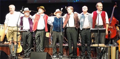 Abschied auf der Kuko-Bühne: Die „Cubaboarischen“ holen sich ihren wohlverdienten Applaus ab. Foto Friedrich