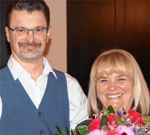 Ämtertausch bei der Waldkraiburger CSU: Nach vier Jahren als Vorsitzende rückt Charlotte Konrad in die zweite Reihe, Karlheinz Stocker, bisher einer ihrer Stellvertreter, steht künftig an der Spitze des Ortsverbands.Foto  hg