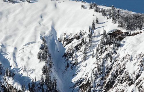 Akute Bedrohung: Die Schneedecke weist bereits erste Risse auf. Foto fib