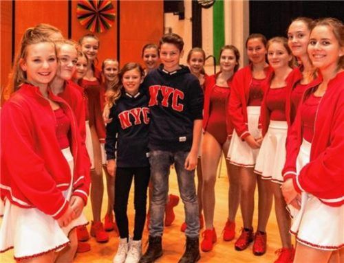 Alle freuen sich auf den heutigen Abend: Ob das Engagement in der Prinzengarde von Lukas schlicht vorausschauende Planung ist? Schon jetzt ist der junge Mann der Hahn im Korb. Fotos Thomae