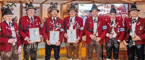 Alle Geehrten (von links): Wolfgang Maurer, Peter Schrödl, Christian Irger, Markus Wörndl, Stefan Spöck, Jakob Spöck und Michael Spöck.Fotos Nitzsche