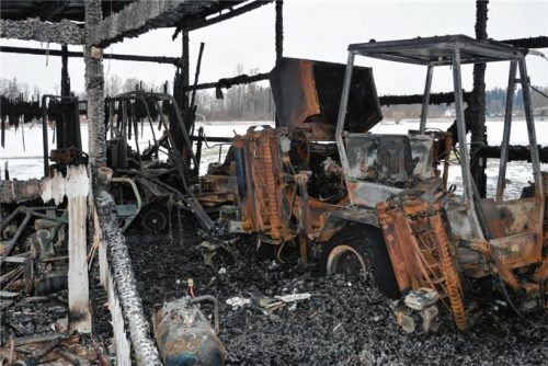 Alles zerstört: Der Blick auf die Überreste der Gerätehalle und der Maschinen kurz nach dem Feuer im Januar.Foto City Golf