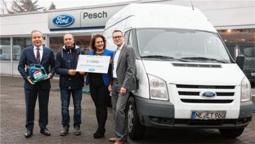 Als Anerkennung für seine Markentreue überreichte Thomas Juraschek, Leiter Nutzfahrzeuge der Ford-Werke GmbH, dem Spediteur bei seinem Tachowechsel-Termin nun einen 1000-Euro-Service-Gutschein. Fotos  Ford Werke