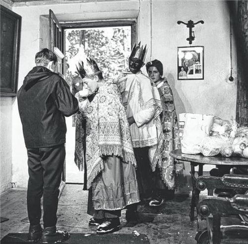 Altehrwürdiges Brauchtum und gelebter Glaube: Sternsinger in Kreuth 1964. Foto Groth-Schmachtenberger, Sternsinger-Sammlung im VMA