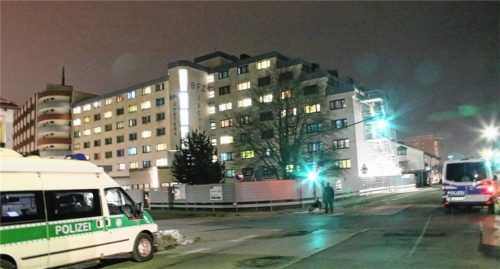 Am frühen Mittwochmorgen kontrollierten mehrere Hundert Einsatzkräfte der Polizei die Bewohner und die Räume der Anker-Dependance in Waldkraiburg. Die Aktion verlief ohne große Zwischenfälle.Fotos  fib