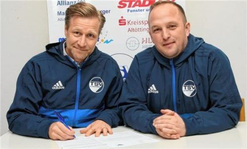 Ampfings Trainer Jochen Reil mit Abteilungsleiter Andreas Schwarzmeier (rechts) bei der Unterschrift seines neuen Vertrages bis Juni 2021.Foto Buchholz
