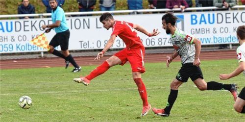 Andrija Bosnjak (links), glückloser Stürmer des TSV 1860 Rosenheim, wechselt nach Burghausen. Foto  Ziegler