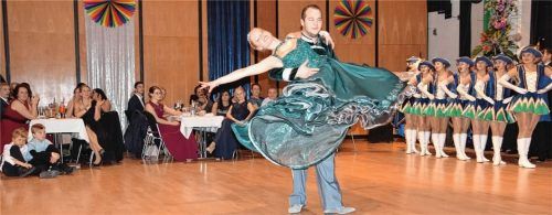 Anmutig: das neue Kolbermoorer Prinzenpaar Stefanie II. und Mathias II. beim Prinzenwalzer.Fotos Merk