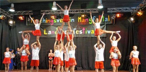 Artistisch: der Showtanz des Kolbermoorer Faschingsvereins Mangfalltal mit schwindelerregenden Figuren.Fotos Hoffmann
