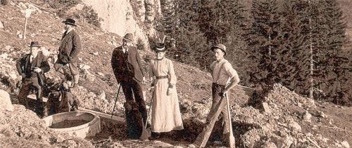 Auf der Suche nach Wasser für das Brünnsteinhaus ist diese Bergsteigergruppe, unter ihr Honoratioren und auch ein Arbeiter. Die Aufnahme entsteht im Jahr 1893. Der Bau des Brünnsteinhauses erfolgt ein Jahr später.Fotos ARchiv Vögele