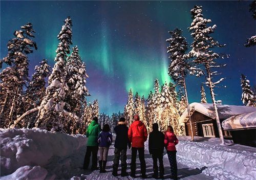 Auf die Suche nach dem Polarlicht begeben sich Kreuzreisende in Finnland. Foto re