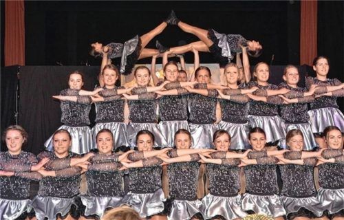 Auf eine Zeitreise durch verschiedene Epochen nahm die Stadtgarde aus Wasserburg die Ballbesucher mit.Fotos re