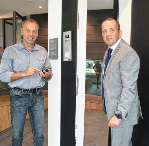 Auf und zu geht die smarte Tür per Handy. Produktmanager Reinhold Fellner (links) und Schörghuber-Geschäftsführer Jürgen Ruppel im Türrahmen.Foto  sen