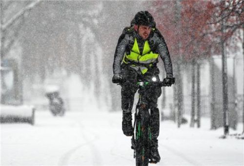 Auf zwei Rädern unterwegs: Helle Kleidung, Spike-Reifen und eine gute Beleuchtung sind wichtig.