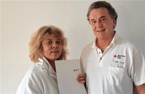 Ausgezeichnet: Im Kriseninterventionsdienst des BRK sind Gaby Henke und Horst Henke ehrenamtlich engagiert. Foto re