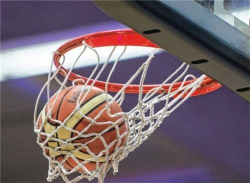 Basketball ist wieder im Kommen beim VfL: Die erste Mannschaft, die U16, ist bereits im Spielbetrieb. Ein weiteres Jugendteam soll folgen, das Training für Herren und Damen beginnt in diesem Monat. Foto  dpa