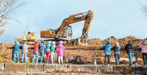 Bauaufsicht Kinderhaus: Uns entgeht nichts! Direkt neben der Grundschule in Oberbergkirchen entsteht das neue Kinderhaus. Die Schüler nutzen ihre Pause für die „Bauaufsicht“.Fotos ai