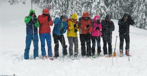 Bei äußerst realistischen Bedingungen fand das Training der Lawinenrettung der Bergsteigergilde Kolbermoor im Spitzingseegebiet statt. Foto : Lorimer