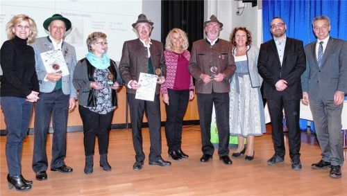 Beim CSU-Ehrenpreis (von links): CSU-Bundestagsabgeordnete Daniela Ludwig, Josef Sedlbauer (Eisschützengemeinschaft), Sieglinde Egelseder (Kapellenverein), Peter Lindner (Schützengesellschaft), Renate Huber (stellvertretende CSU-Ortsvorsitzende), Reinhold Bichlmeyer (Gesangverein Lyra), Waltraud Giese (stellvertretende CSU-Ortsvorsitzende), Michael Kohnle (Schatzmeister) und CSU-Landtagsabgeordneter Otto Lederer. Foto Hoffmann