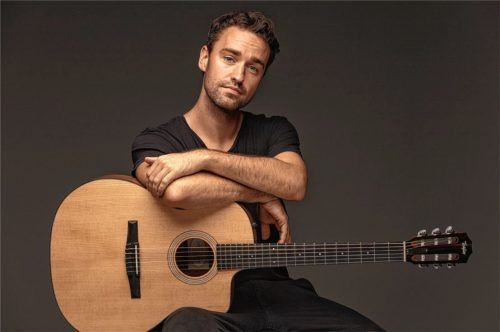 Benoby singt in seiner Heimatstadt Waldkraiburg für den guten Zweck.Foto  Benoby