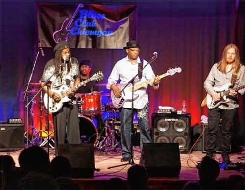 Bernard Allison (links) wurde von seiner eigenen Band begleitet. Foto re