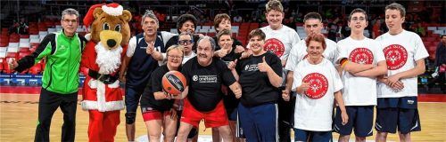 Beste Stimmung: Die Basketballer des DJK-Sportbundes nach ihrem Auftritt mit der OBA München beim Euroleague-Spiel im Audi-Dome.Foto FC Bayern-basketball