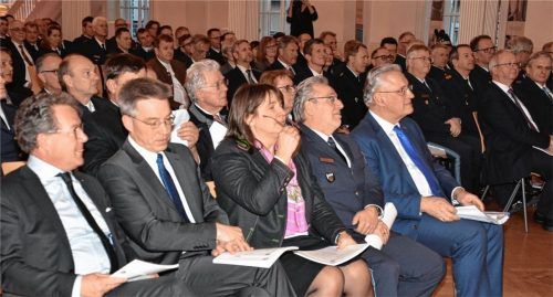 Bis auf den letzten Platz gefüllt war der Saal im Rosenheimer Ballhaus. Zu den Rednern gehörten Polizeipräsident Robert Kopp (vorne, Vierter von links) und Bayerns Innenminister Joachim Herrmann (rechts daneben).Foto Schlecker