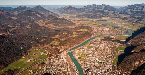 Blick aus der Vogelperspektive ins Inntal. Im Vordergrund liegt die Stadt Kufstein.Foto nitsche