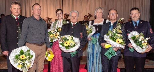 Blumen und Präsente für ihr Engagement. Bürgermeister Bernd Fessler (links) bedankte sich bei Thomas Maierbacher, Andreas Sollinger, Angela Sollinger, Heribert Greiner und Thomas Kellner.