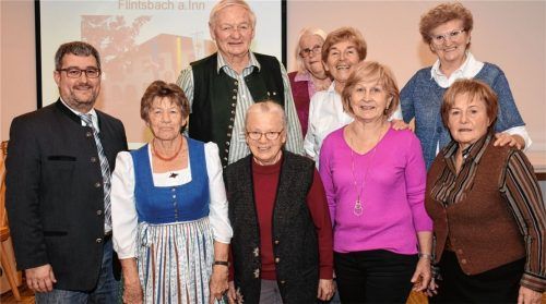 Bürgermeister Stefan Lederwascher, Inge Birkinger, Berni Birkinger, Hanni Karrer, Seniorenbeauftragte und Orga-Leiterin, Mariele Birkinger, Käthe Mayrhofer, Elisabeth Weiß, Orga-Leiterin, Sophie Huber und Sabine Resch (von links).Foto weiß