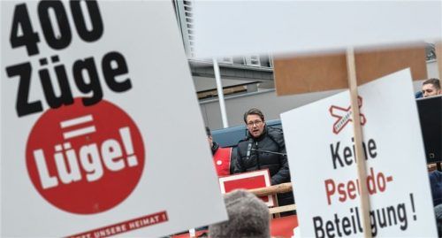 Bundesverkehrminister Andreas Scheuer (CSU) sah sich bei seinem Besuch in Rosenheim mit dem Protest von 3000 Demonstranten konfrontiert. Foto dpa