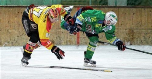 Dancing on Ice in der Eishockey-Landesliga mit Waldkirchens Jakub Marek (rechts) und Bad Aiblings Johannes Seidl. Foto  STOCK4press