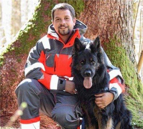 Daniel Wohlmuth, Staffelleiter der Rettungshundestaffel Edelweiß, mit seinem Altdeutschen Schäferhund.Foto privat