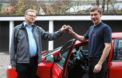Dank „Aschau integriert“ konnte Martin Liebwein (rechts), der bei Don Bosco Aschau am Inn eine Ausbildung zur Fachkraft im Gastgewerbe absolviert, den Führerschein machen. Initiator des Spenden basierten Projektes ist Pater Heinz Menz (links), Direktor der Salesianergemeinschaft.Foto re