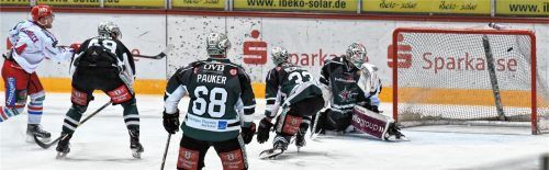 Das 2:0 für die Selber Wölfe durch Erik Gollenbeck (links), der Lukas Steinhauer mit seinem Schuss über die Fanghand keine Chance ließ. Foto  Ziegler