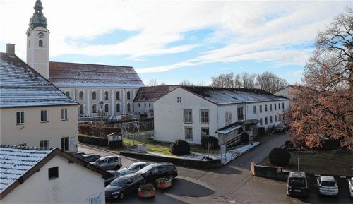 Das Gebäude 28 (rechts): In den 60er-Jahren erbaut, bot es in der Stiftung Attl lange Zeit Platz für zwei Wohngruppen. Jetzt wurde das Gebäude noch einmal flottgemacht – bald kommt der Abriss. Foto  wagner