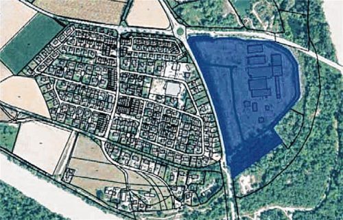 Das Gelände der Firma Stangl in Niederndorf. Die blaue Fläche stellt den Umgriff des Geltungsbereiches des Bebauungsplanes dar, dessen Aufstellung der Stadtentwicklungsausschuss beschlossen hat.Foto  Stadt